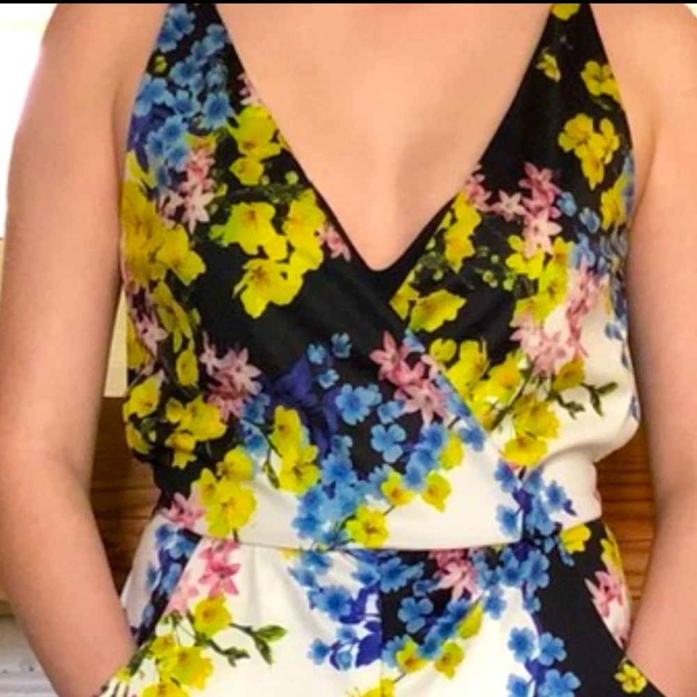 ELLIAT black floral V neck jumpsuit with pockets XS